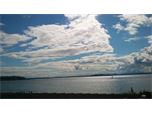Pohled na jedno z jezer Seattlu, které ustí do moře